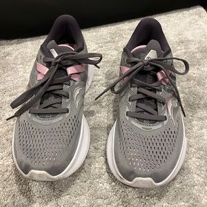 WORN TWICE SAUCONY FORMFIT GYM SHOES